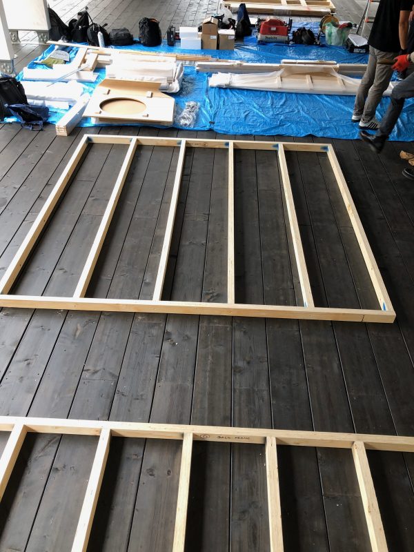 Ensimmäisenä työvaiheena oli saunan seinien ja katon tukirakenteiden pystyttäminen.