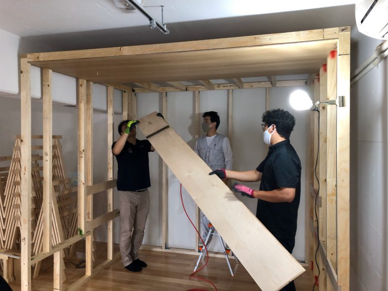 Asentajilla oli käytössään tarkat kuvalliset kokoamisohjeet, mikä sujuvoitti työn etenemistä.