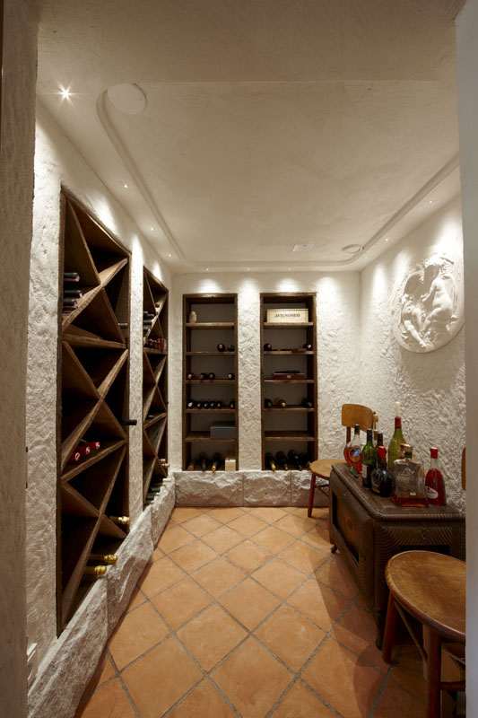 Valon johtaminen valokuiduilla on mitä parhain ratkaisu viinikellarin valaisemiseen, sillä kuidut eivät säteile lämpöä.